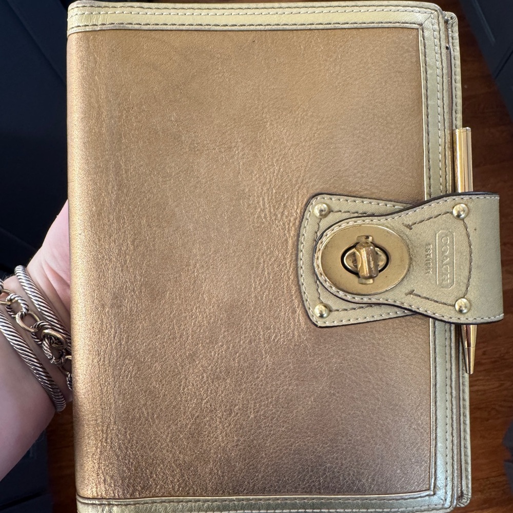 2000’s Coach Gold Leather Turnlock Planner Folio with Pen Ultra Rare